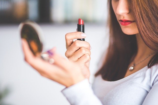 Making up the perfect purchase of makeup kit online - HOK Makeup